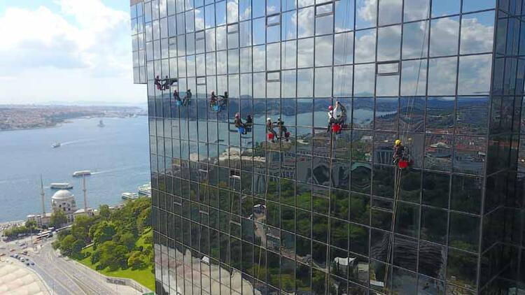 İstanbul'da iple erişim teknisyenlerinin zorlu mesaisi