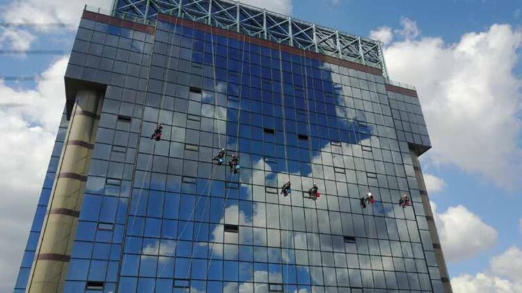 İstanbul'da iple erişim teknisyenlerinin zorlu mesaisi
