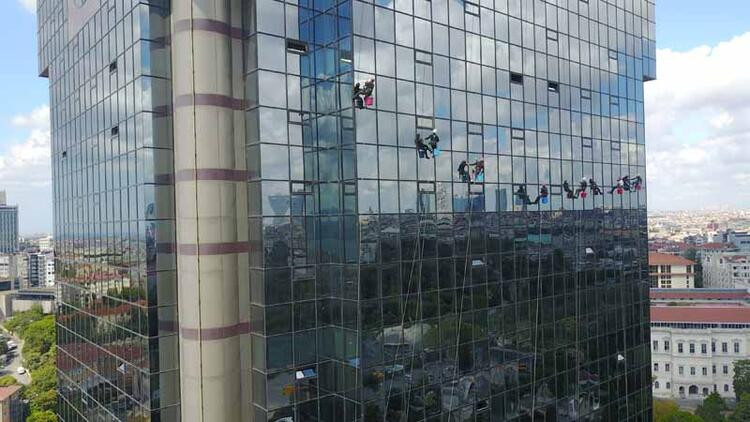 İstanbul'da iple erişim teknisyenlerinin zorlu mesaisi
