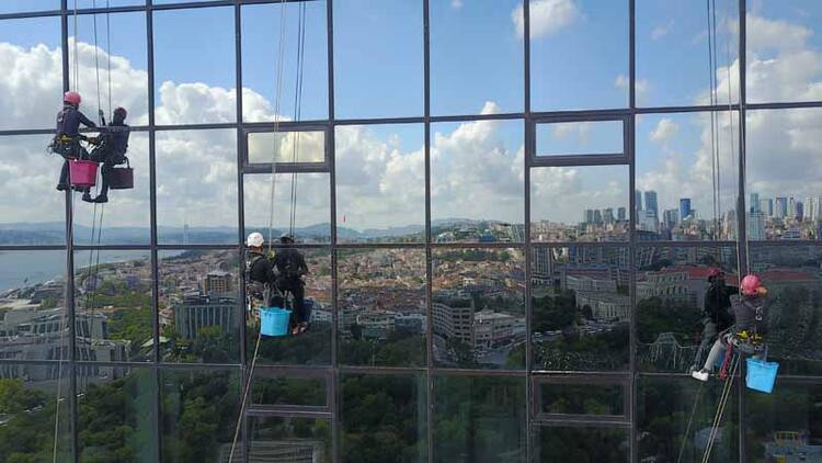 İstanbul'da iple erişim teknisyenlerinin zorlu mesaisi