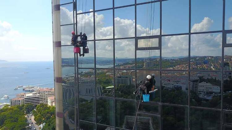İstanbul'da iple erişim teknisyenlerinin zorlu mesaisi