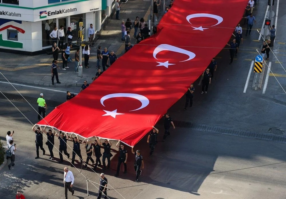 İzmir'de 100. yıl coşkusu yaşanıyor! 