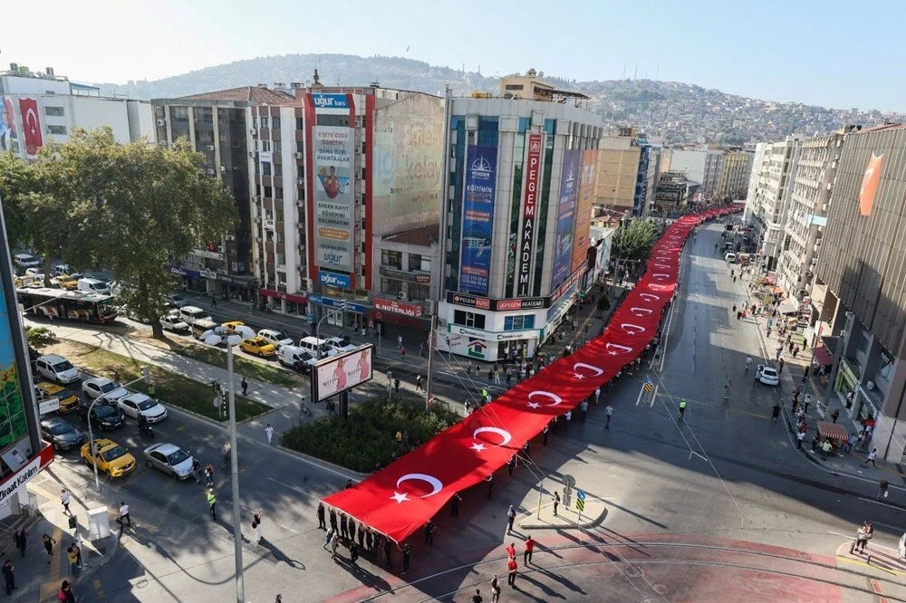İzmir'de 100. yıl coşkusu yaşanıyor! 