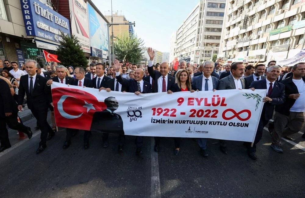 İzmir'de 100. yıl coşkusu yaşanıyor! 