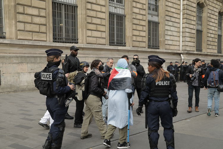 Paris'te ortalık karıştı: Polisten Filistinli göstericilere sert müdahale!
