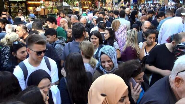 Mısır Çarşısı'nda dikkat çeken kalabalık! 