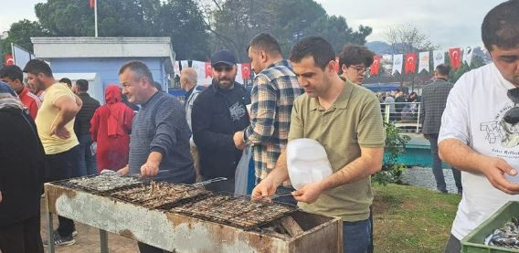  Festivalde 10 ton hamsi dağıtıldı