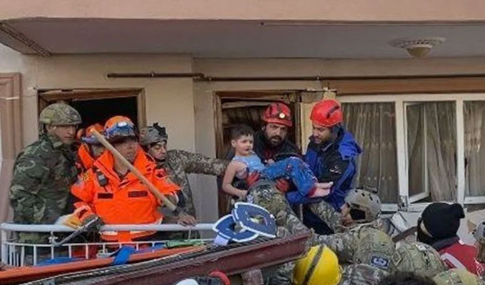 Enkaz altından çıkarılan mucize hayatlar