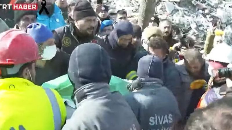 Enkaz altından çıkarılan mucize hayatlar