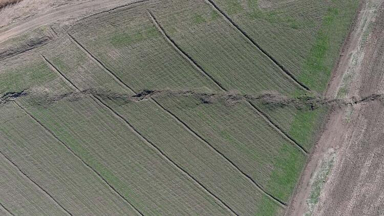 Deprem tarımı da vurdu: Fay kırıkları havadan görüntülendi!
