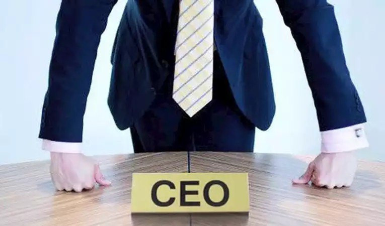 Ünlü CEO’lar kendi maaşlarında kesintiye gitti