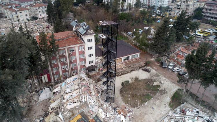 Depremde şaşırtan görüntü: Bina yıkıldı... Merdiveni ayakta kaldı!