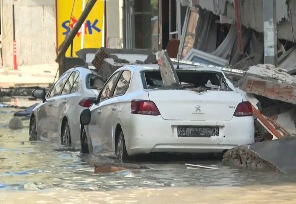 Sokaklar su altında: Deprem sonrası deniz taştı!
