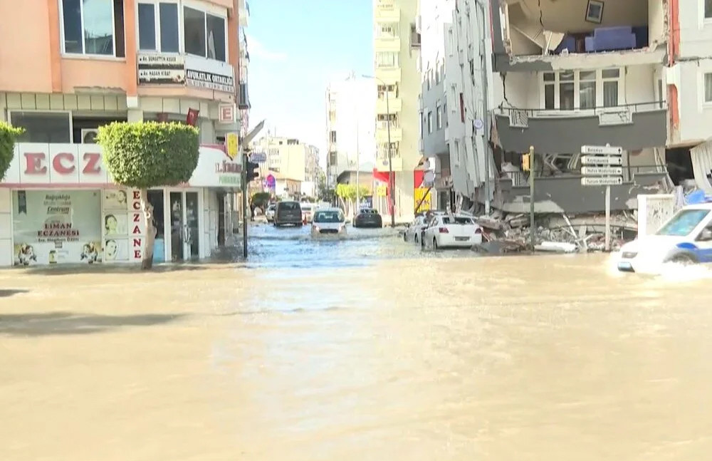 Sokaklar su altında: Deprem sonrası deniz taştı!