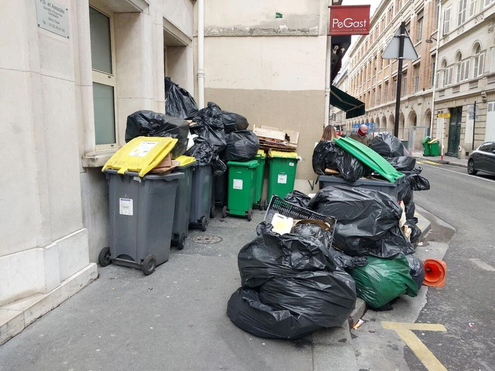 Salgın kapıda: Paris çöpe boğuldu!