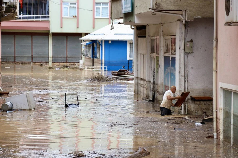 Karadeniz'i yine sel vurdu: Kayıp bir kişi aranıyor!