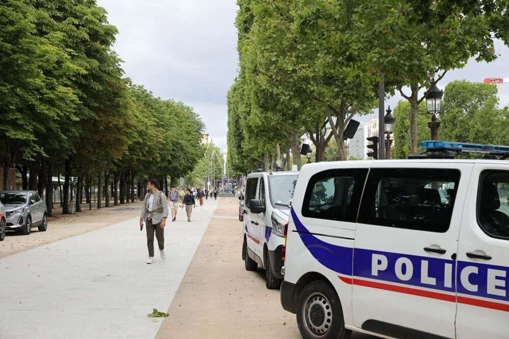 Paris'in en işlek caddesi: Turist yerine demir bariyer!