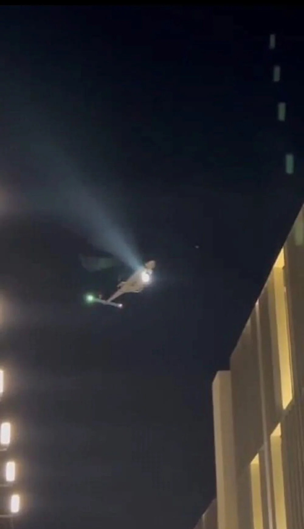 AVM'ye helikopterle getirilen telefonlar için geceden sıraya girdiler!