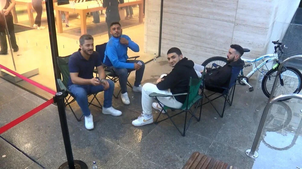 AVM'ye helikopterle getirilen telefonlar için geceden sıraya girdiler!