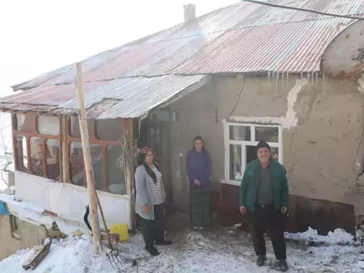 Hakkari'de deprem sonrası 28 evde çatlak!