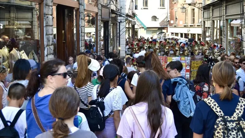 Venedik'te yeni uygulama: 25 kişiden fazlası yasak!