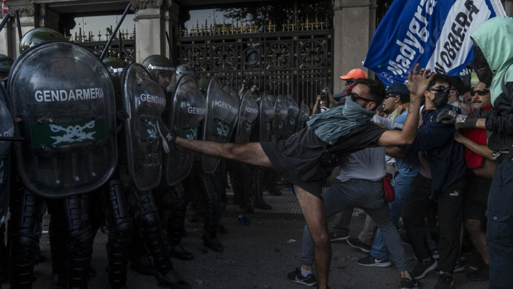 Ekonomi politikalarına tepki: Arjantin'de işçiler sokakta!