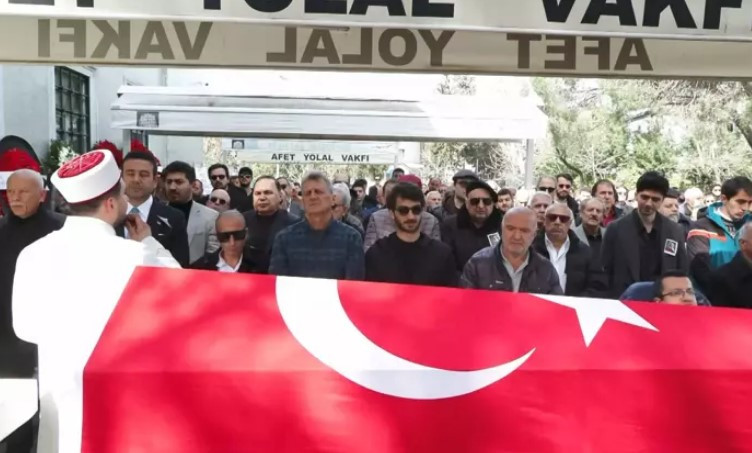 Usta oyuncu Kayhan Yıldızoğlu'nun cenaze törenine ünlü akını