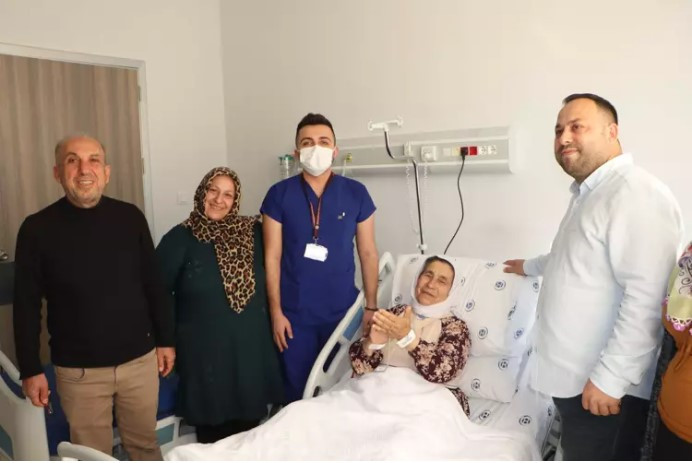 80 yaşındaki hastaya 8 saatte 5 operasyon