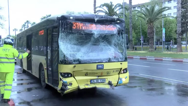 İstanbul'da 2 İETT otobüsü çarpıştı: Yaralılar var!