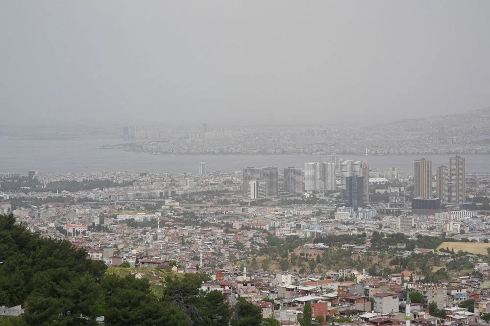 Görüş mesafesi düştü, hava kalitesi azaldı: Çöl tozu İzmir'e ulaştı!