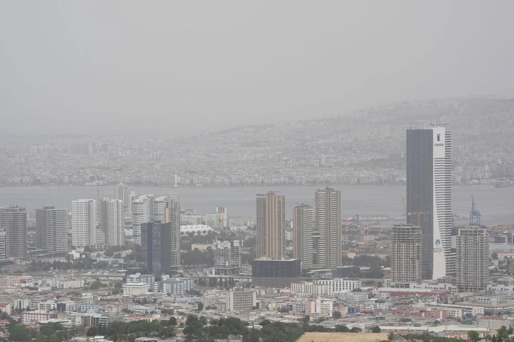 Görüş mesafesi düştü, hava kalitesi azaldı: Çöl tozu İzmir'e ulaştı!