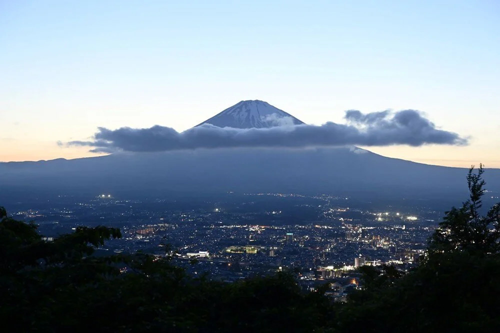 Japonlar turist akınından bıktı: Fuji Dağı manzarası brandayla kapatıldı!