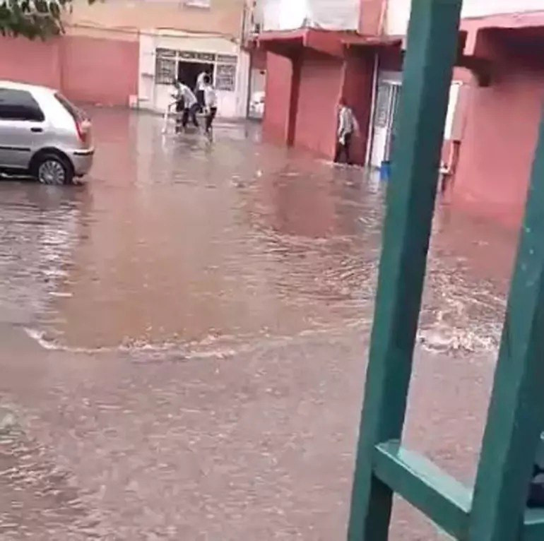 Diyarbakır'ı sağanak vurdu: Yollar göle döndü