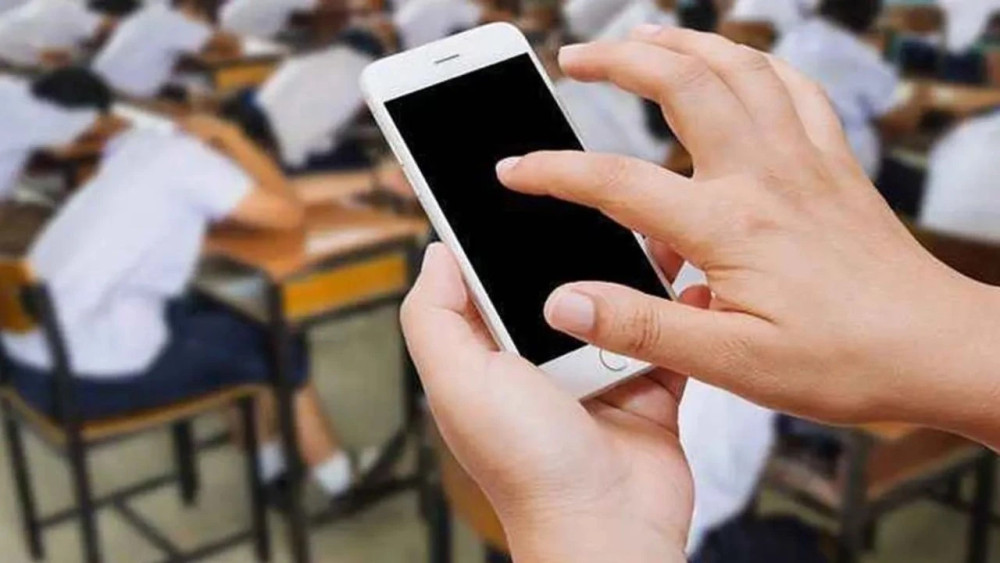 Avrupa'da okullarda akıllı telefon yasağı yayılıyor: Türkiye'de durum ne?