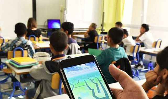 Avrupa'da okullarda akıllı telefon yasağı yayılıyor: Türkiye'de durum ne?