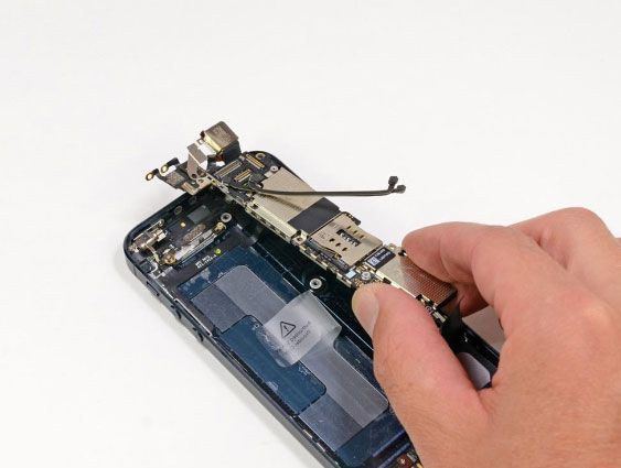 iPhone 5'i parçaladılar