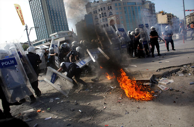 Polis Alevler İçinde