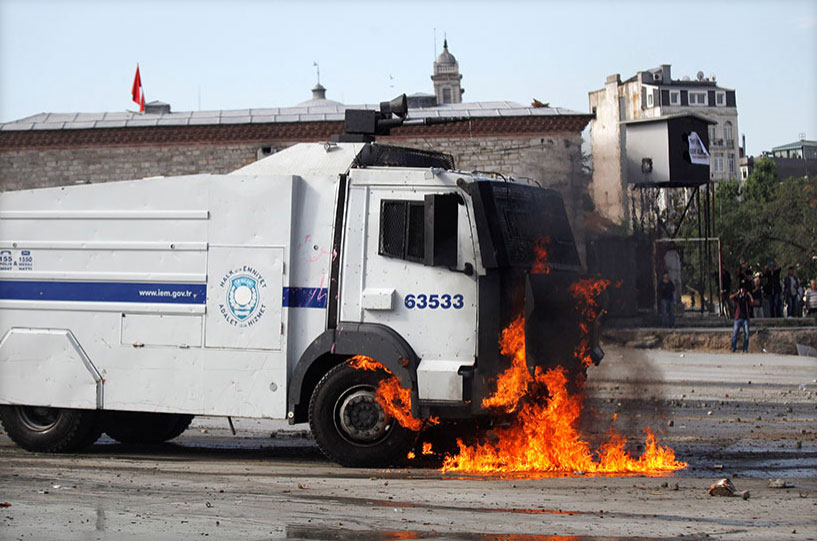 Polis Alevler İçinde