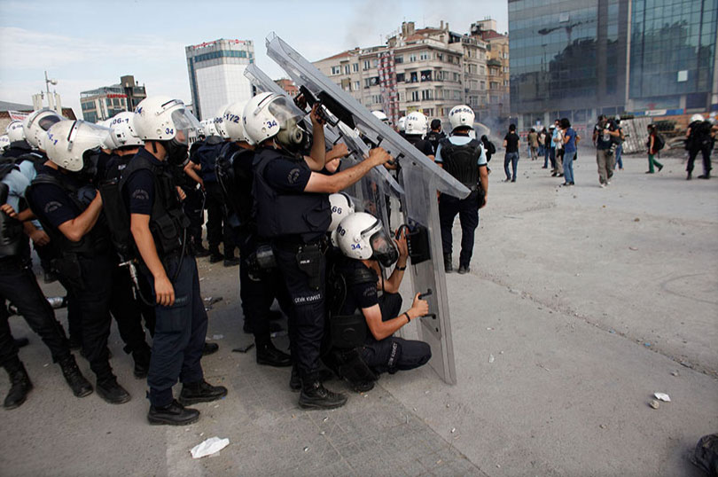 Polis Alevler İçinde