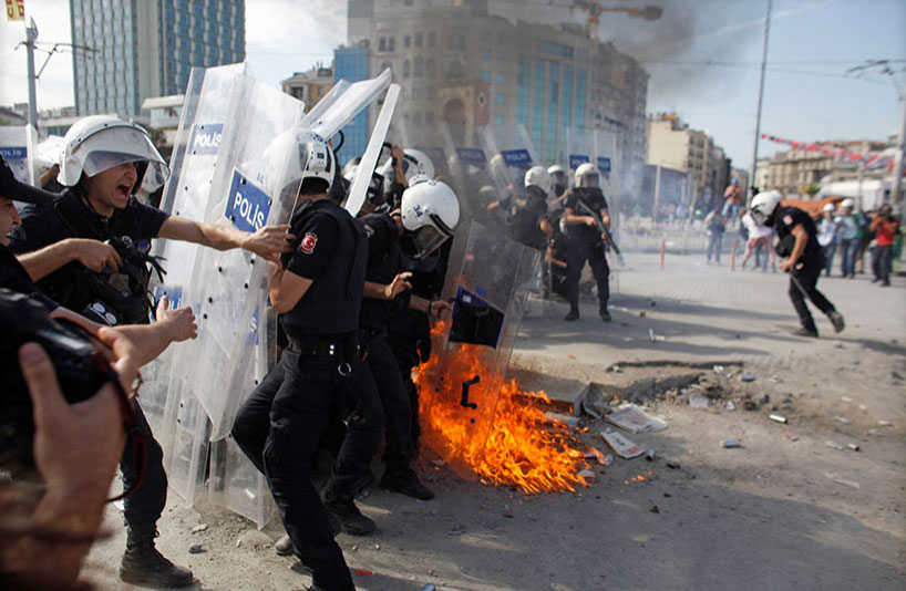 Polis Alevler İçinde