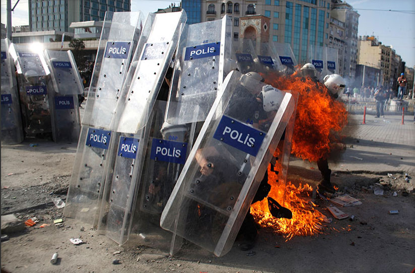 Polis Alevler İçinde