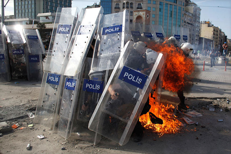 Polis Alevler İçinde