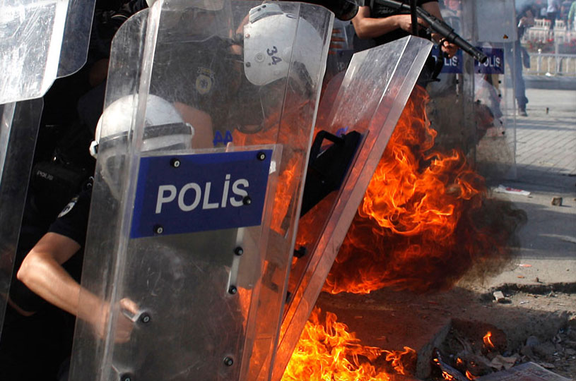 Polis Alevler İçinde