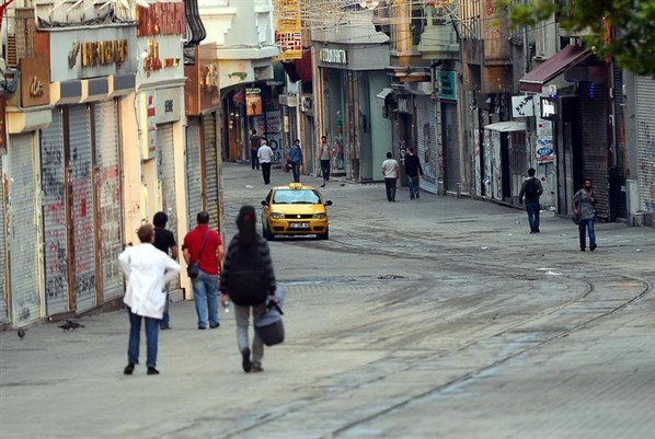 Polis Taksim'de Futbol Oynadı