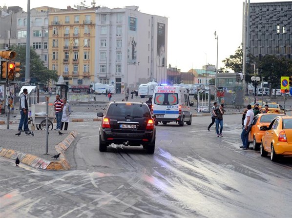 Polis Taksim'de Futbol Oynadı