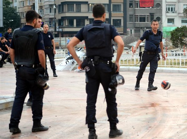 Polis Taksim'de Futbol Oynadı