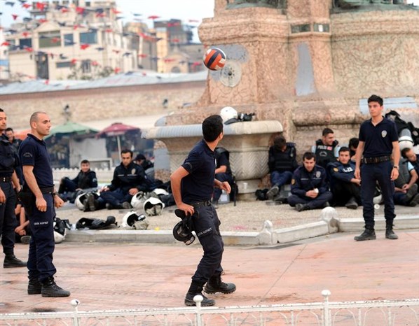 Polis Taksim'de Futbol Oynadı