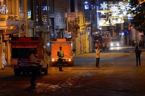 Polis Taksim'de Futbol Oynadı
