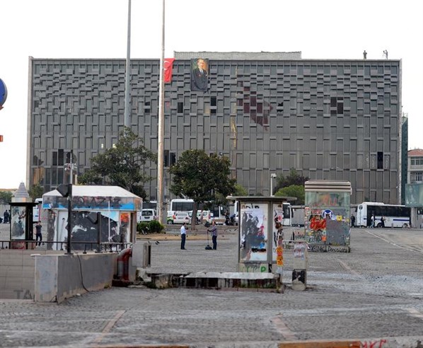 Polis Taksim'de Futbol Oynadı
