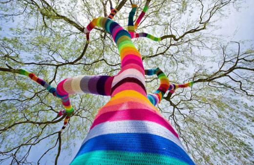 En renkli direniş Yarnbombing